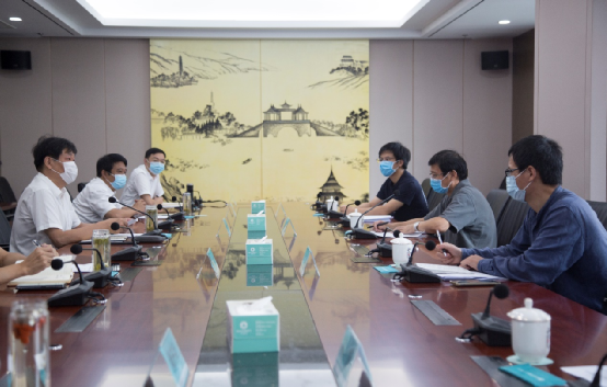 揚州銀保監(jiān)分局曹維局長蒞臨我行調(diào)研復(fù)工復(fù)產(chǎn)疫情防控工作